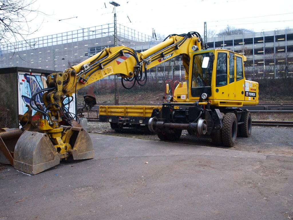 Dieser 2Wegebagger steht mit einem Gleiskraftwagenanhnger (GKW-A) in Aachen West neben dem Gleis.