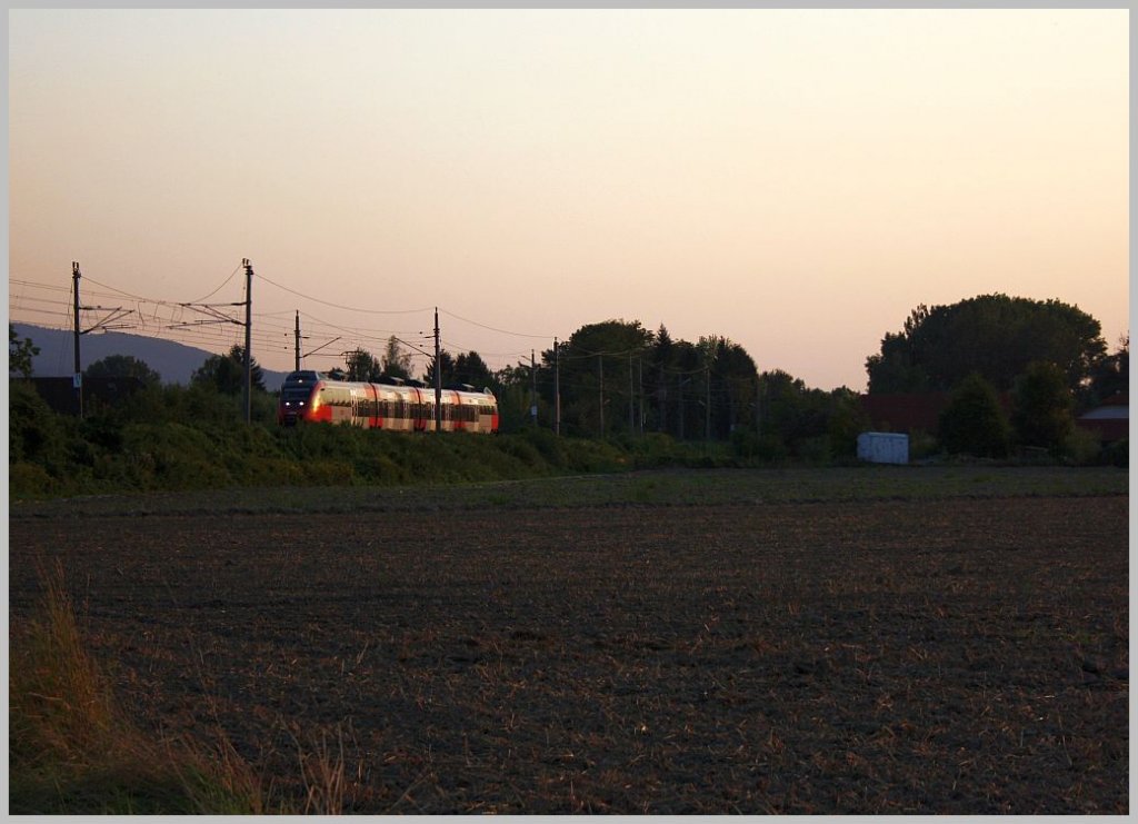 Dieser 4024 fhrt bei Sonnenuntergangsstimmung bei Wrdern aus dem Tullnerfeld aus. 25.08.11