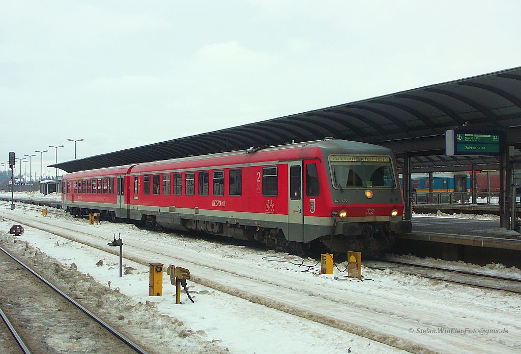 Dieser 628 ist ein RE oder gar IRE und tut hier Ersatz-Dienst in 612er Plnen zwischen Hof und Zwickau. Der Fahrzeugmangel bedingt einen Notfahrplan und es gibt allerlei Fzg-nderungen. Foto vom 7. Januar 2011 in Hof Hbf.