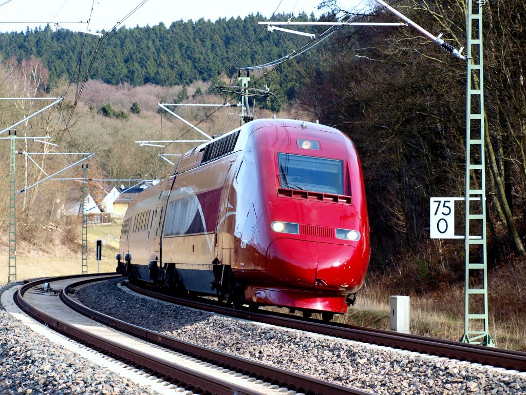 Dieser von Aachen kommende Thalys hat am 27.02.2010 den Buschtunnel soeben passiert und legt sich nun in die Kurve auf dem Weg nach Belgien und weiter nach Paris.