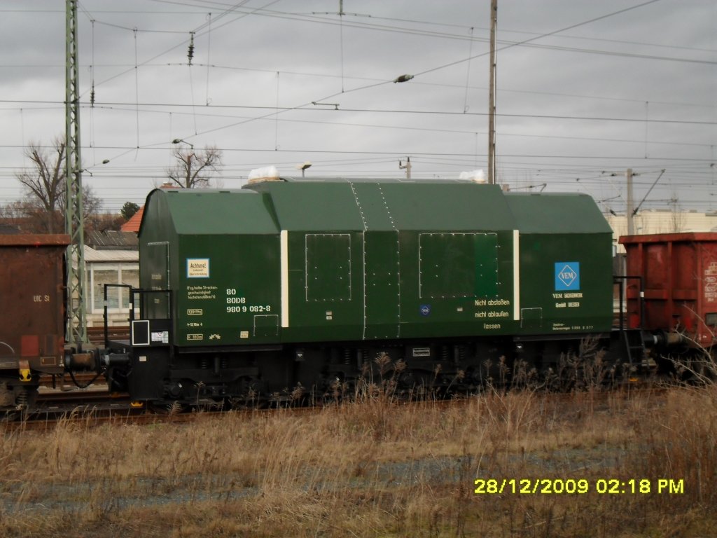 Dieser auergewhnliche Spezialtransportwaggon des VEM Sachsenwerk stand mit anderen Gterwagen am 28. Dezember in Heidenau abgestellt. Wenig spter wurde dieser Zug von einer DB-V60 abgeholt.