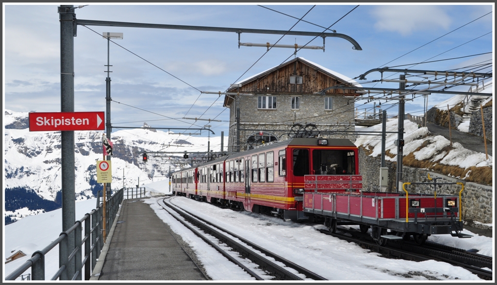 Dieser Bahn gilt das Jubilum. Zwei moderne Doppeltriebwagen in Eigergletscher auf dem Rckweg vom Jungfraujoch. (25.04.2012)