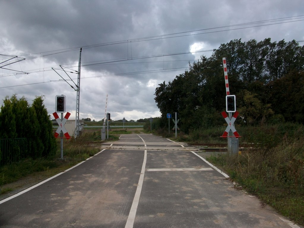 Dieser Bahnbergang befindet sich in Altefhr,wo die Strae gleich nach dem berqueren in eine Sackgasse endet.