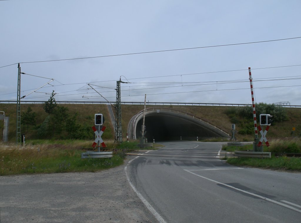 Dieser Bahnbergang befindet sich in der Nhe von Stralsund,an der Strecke Stralsund-Berlin)unterhalb vom Rgenzubringer.Aufgenommen am 14.Juli 2013.