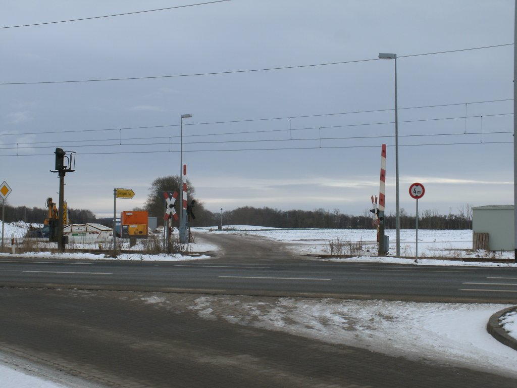 Dieser Bahnbergang liegt in der Nhe von Samtens und fhrt zum Dorf Bietegast.Aufgenommen am 23.Januar 2013.
