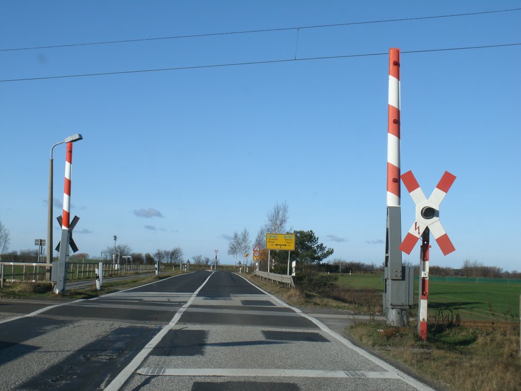 Dieser Bahnbergang mit Halbschrankenanlage befindet sich in der Nhe von Mukran und liegt an der KBS 195 (Stralsund-Sassnitz).Aufnahme vom 14.Januar 2012.