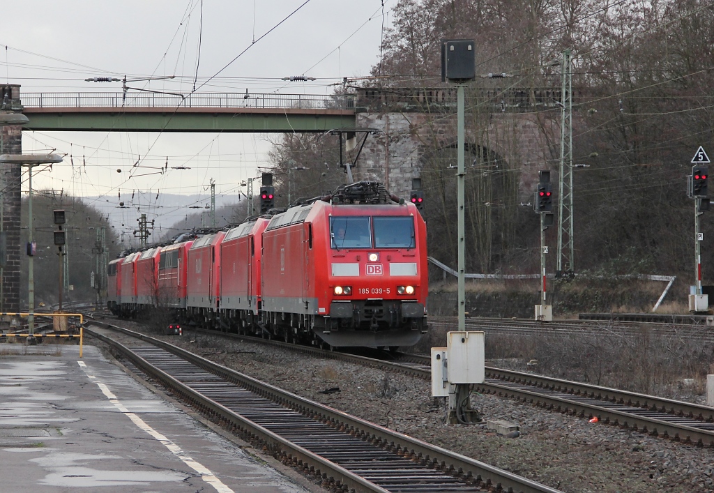 Dieser Baureihen-bunte Lokzug kam am 13.01.2012 in Richtung Norden durch Eichenberg. Neben der Zuglok 185 039-5 wurden folgende Loks berfhrt: 185 347, 185 242, 151 073, 185 350, 185 081 und 140 806.