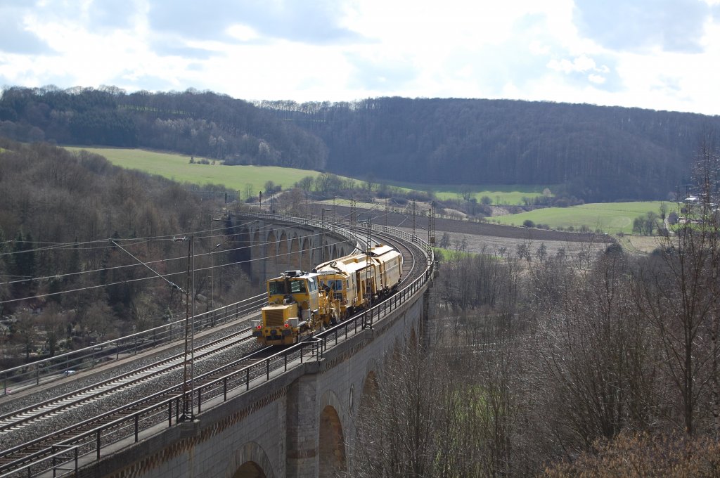 Dieser Bautriebwagen der BR 704 auf seiner Fahrt Langelsheim - Ottbergen - Oberhausen berquerte am 31.03.2010 den Bekeviadukt in Altenbeken.