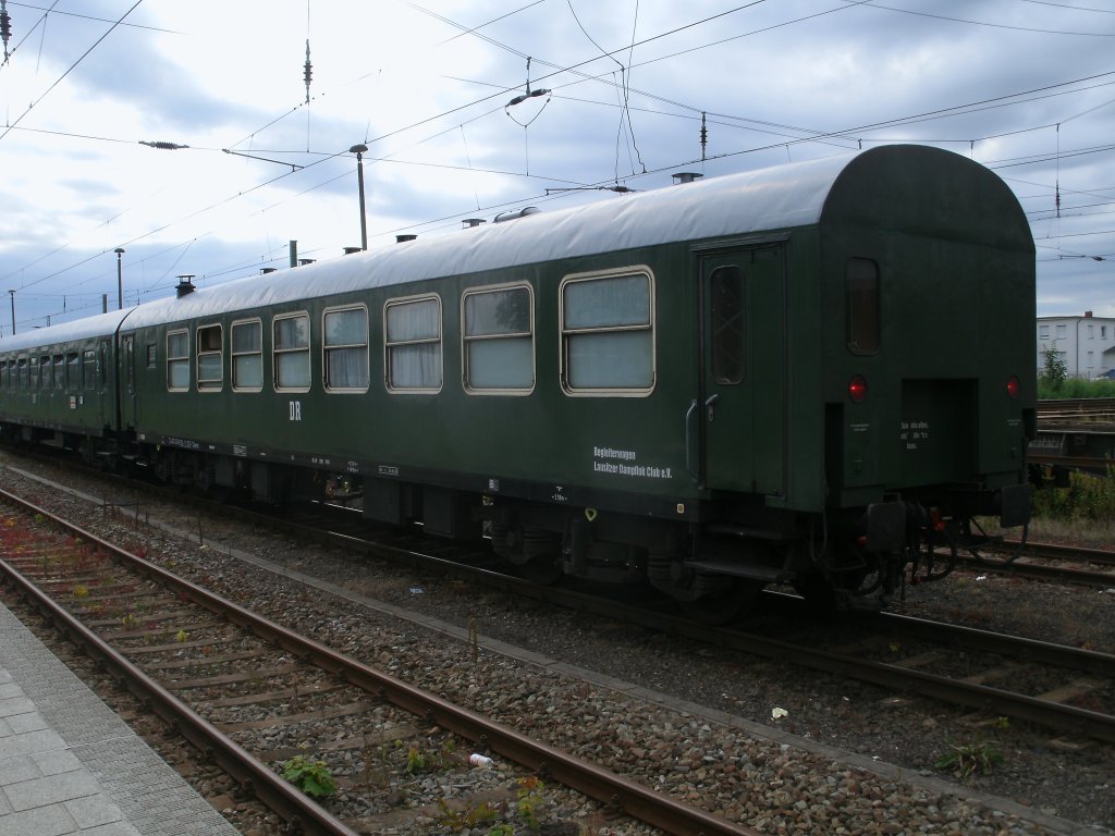 Dieser Begleitwagen 55 80 29-11 375-7 geh�rt dem Lausitzer Dampflokclub und kam,am 09.Juli 2011,mit dem St�rtebekersonderzug von Cottbus nach Binz.Da die R�ckfahrt am Abend ab Bergen/R�gen war der Sonderzug in Bergen/R�gen abgestellt,wo ich den Begleitwagen fotografierte.