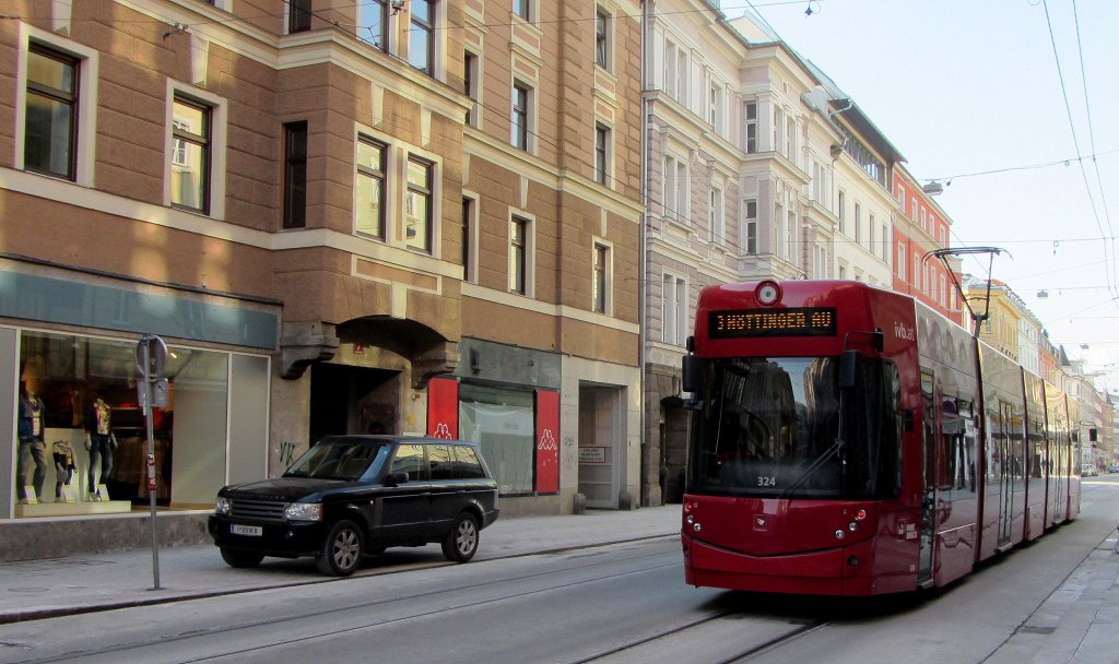 Dieser Bombardier Flexity Zug der Innsbrucker Verkehrsbetriebe (IVB) hat gerade die Haltestelle Anichstrae/Rathausgalerien verlassen und fhrt jetzt weiter Richtung Httinger Au.(23.2.2013)