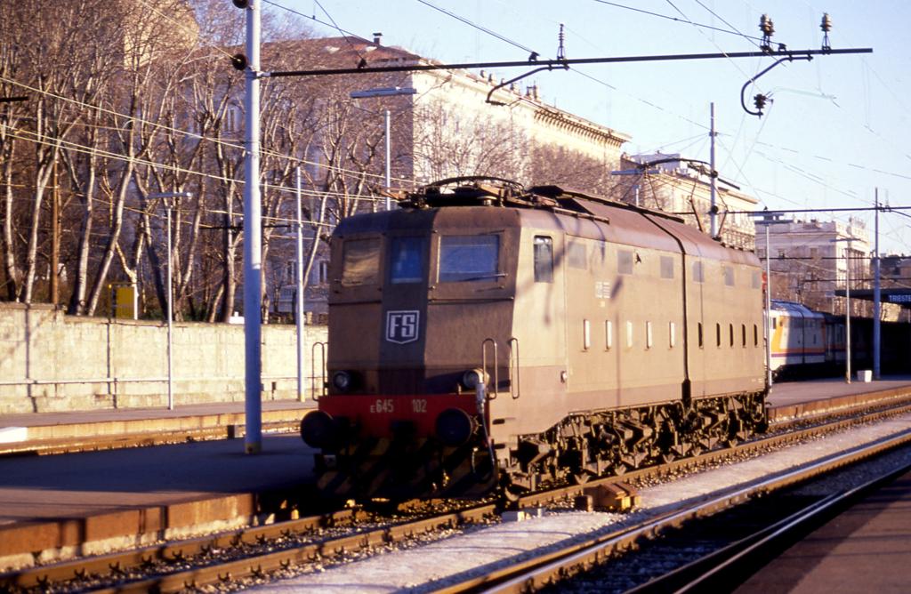 Dieser braune FS Veteran E 645102 war am 19.1.1991 noch im tglichen 
Einsatz hier im Bahnhof Triest.