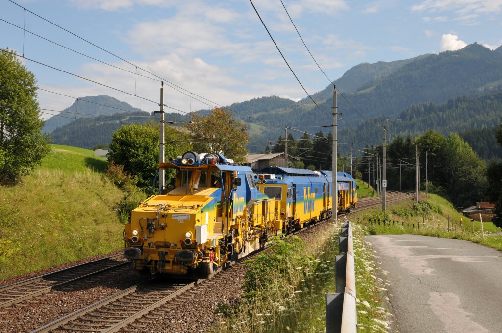 Dieser bunte Bauzug der BBW (Bahnbau Wels Gmbh) kam mir am 05/08/2011 im sterreichischen Fieberbrunn entgegen.