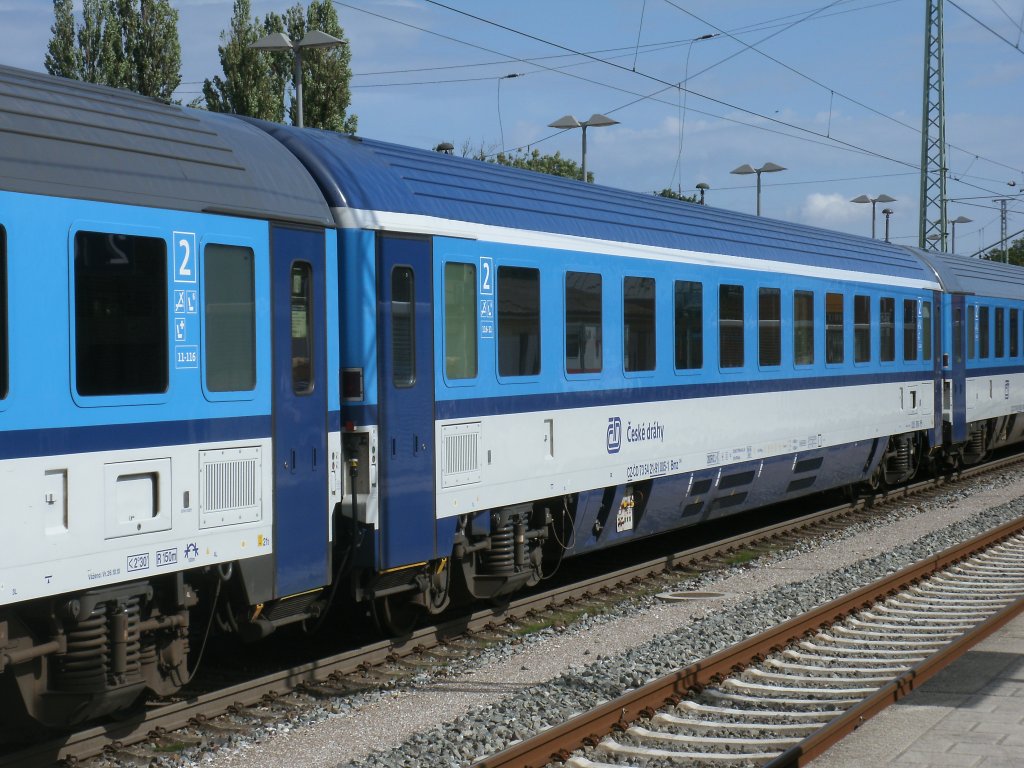 Dieser CD Bmz-Wagen trgt abweichend von den anderen blauen Bmz Wagen unter dem Dach einen weien Zierstreifen.Aufnahme am 26.August 2012 im EC 379 Binz-Brno beim Halt in Bergen/Rgen.