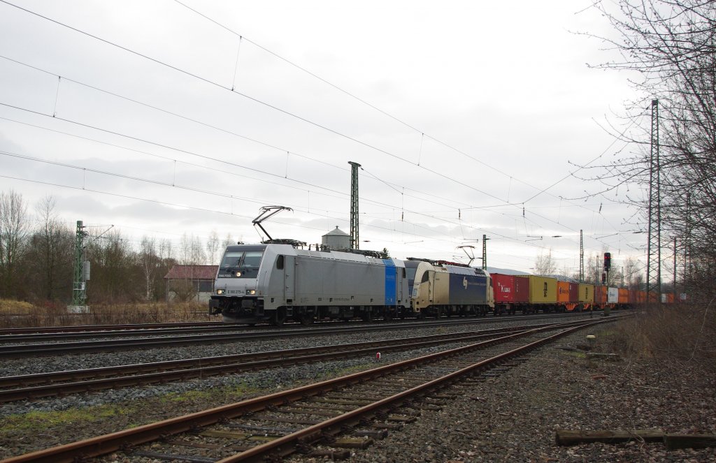 Dieser Containerzug in Richtung Norden wurde von einer interessanten Doppeltraktion bespannt: 186 275-4 und 183 705-3. Aufgenommen am 22.01.2011 in Eschwege West.