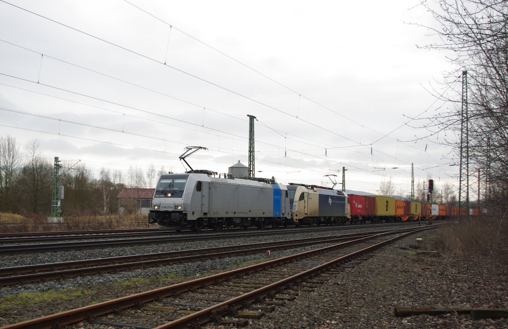 Dieser Containerzug in Richtung Norden wurde von einer interessanten Doppeltraktion bespannt: 186 275-4 und 183 705-3. Aufgenommen am 22.01.2011 in Eschwege West.
