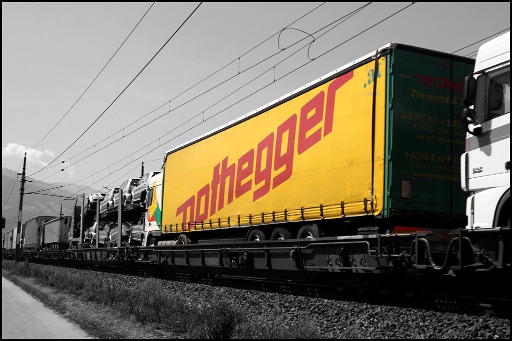Dieser DAF XF105.460 der Spedition NOTTHEGER ist auf einem 8-Achsigen Niederflurwagen verladen. Auf dem Niederflurwagen davor ist ein Autotransporter verladen, der dank einer Transitbestimmung die Bahn zwischen Brennersee und Wrgl benutzen muss. (07.08.2009)