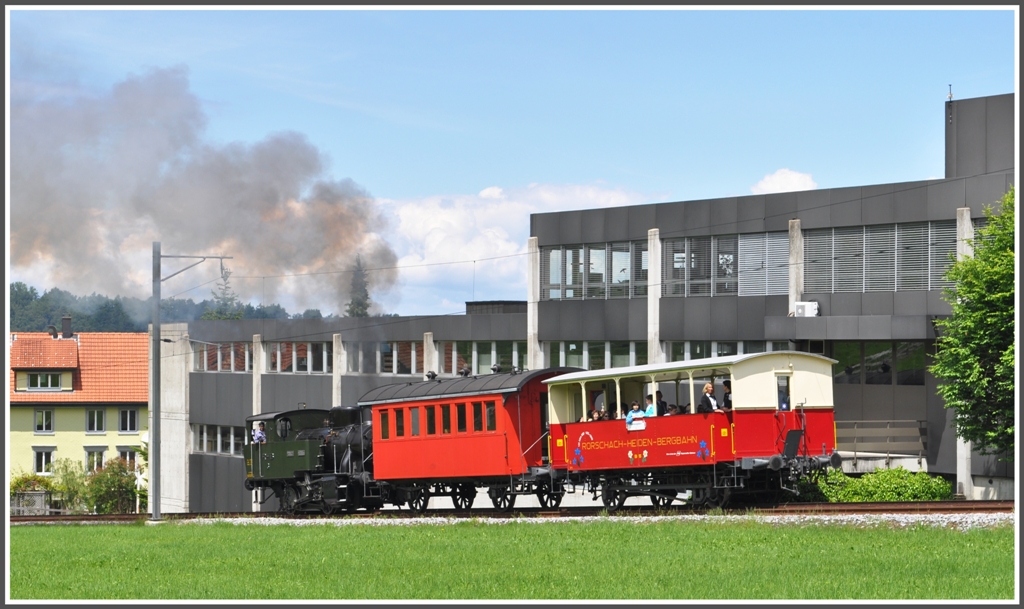 Dieser Dampfzug mit der Lok 3 Rosa berraschte mich vllig whrend dem Rasenmhen. Zum Glck fhrt der Zug sehr langsam und die Kamera war nicht weit weg. Heiden (28.05.2011)