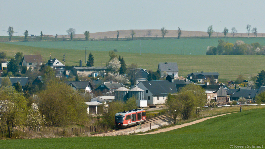 Dieser Desiro fährt durch die weitläufigen Landschaften bei Unterlemnitz entlang der Sormitztalbahn als RB Blankenstein - Saalfeld. Schon in wenigen Kilometern beginnt dicht bewaldetes Gebiet. (01.05.2012)