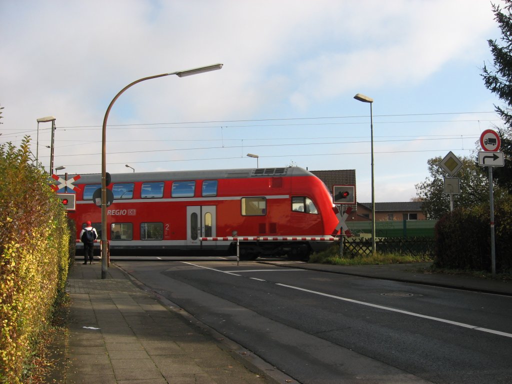 Dieser Dosto-Stw hatte sich am 08. November 2009 zwischen  K-Messe/Deutz  und  LEV-Opladen  auf die G�terzugstrecke verirrt. Grund hier f�r war der Einschub einer von 2 neuen Br�cken �ber die A3, die von 6 auf 8 Spuren erweitert wird. Am Wochenende 6. - 8. November 2009 wurde die 1. Br�cke eingehoben und 2 Wochen sp�ter die 2. Br�cke. Das Bild wurde aufgenommen am B� Wupperweg in K-H�henhaus.