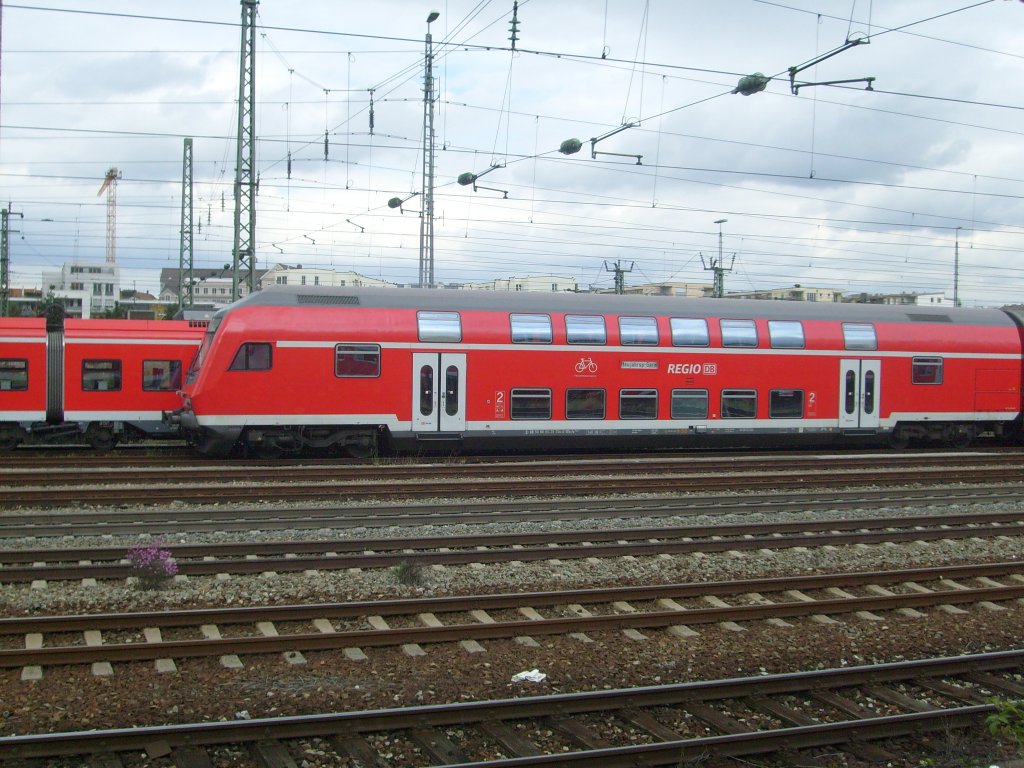 Dieser Dosto-Szeuerwagen stand am 17.9. im Vorfeld des Mnchener Hbf. Besonders ist seine Anzeige, fr die es doch eigentlich noch etwas zu frh ist. Denn bis Neujahr ist es doch noch ein bisschen hin.