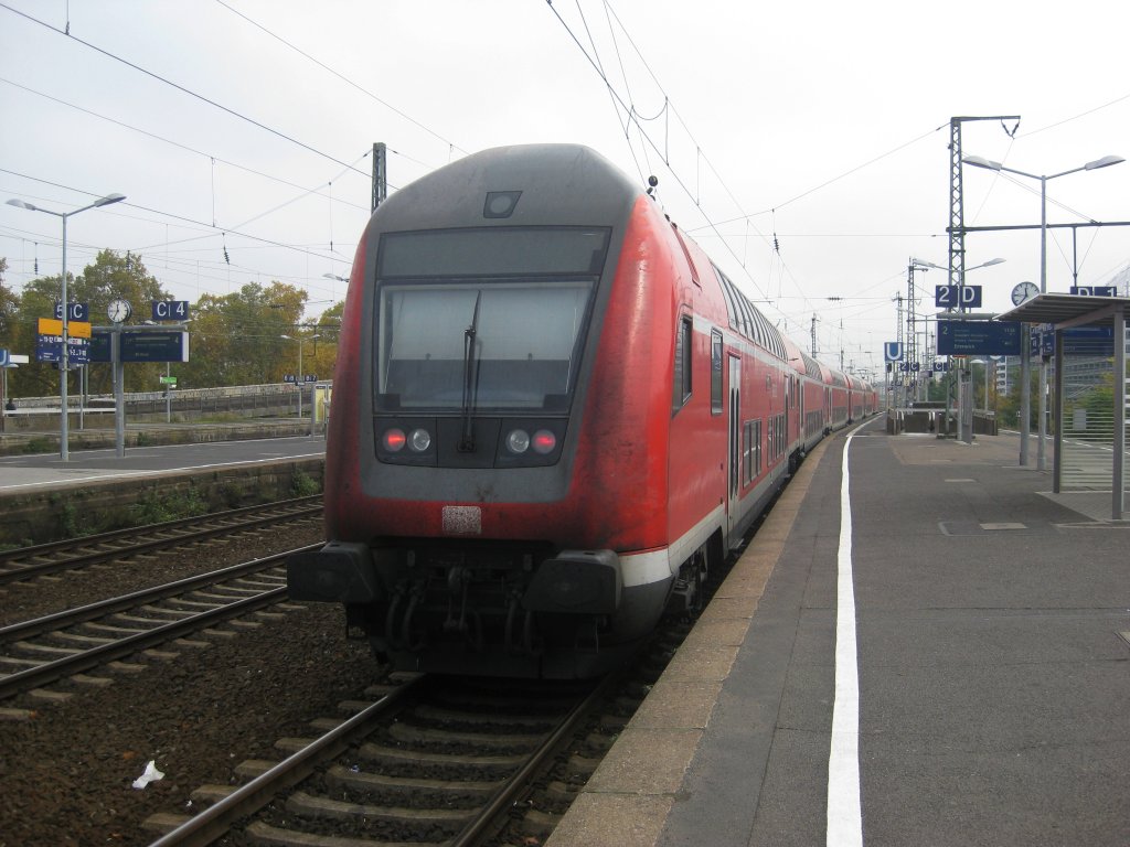 Dieser Dosto-Zug fuhr am 31.10.2011 als RE 5 von Kln nach Emmerich. Er fhrt nun den Bf Kln Messe/Deutz aus.
