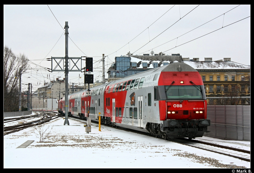 Dieser Dostozug fhrt gerade in den Bahnhof Wien Praterstern ein. Aufgenommen am 14.02.10
