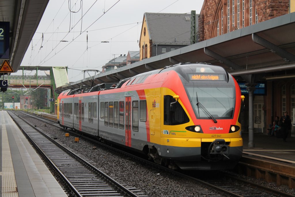 Dieser dreiteilige FLIRT der HLB fhrt am 3.6.12 in Gieen vom Bahnsteig in die Abstellung