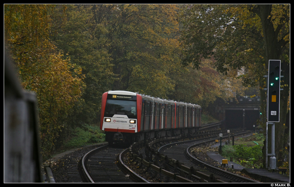 Dieser DT3 Zug hat gerade den Tunnelmund bei der Lbeker Strae verlassen und erreicht gleich die Haltestelle Uhlandstrae. Aufgenommen am 31.10.10.