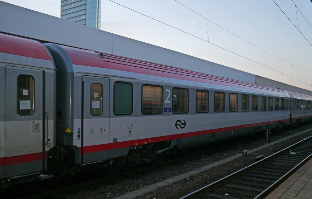 Dieser ehemalige BB-Wagen scheint jetzt fr die niederlndischen Eisenbahnen zu fahren (A-NS 61 81 21-91 070-6 Bmz). Gesehen im Mannheimer Hbf. (12.12.12)