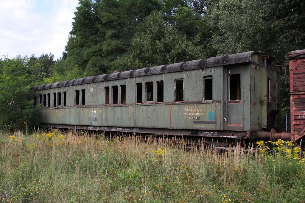 Dieser ehemaliger Reisezugwagen mit der Nummer 50 50 99 22 283-6 gh�rt ebenfalls zur Sammlung Falz, gesehen am 04.09.2010 im ehemaligen BW Falkenberg oberer Bahnhof. Die Sammlung war dieses Jahr leider nur an diesem einem Wochenende zug�nglich.

