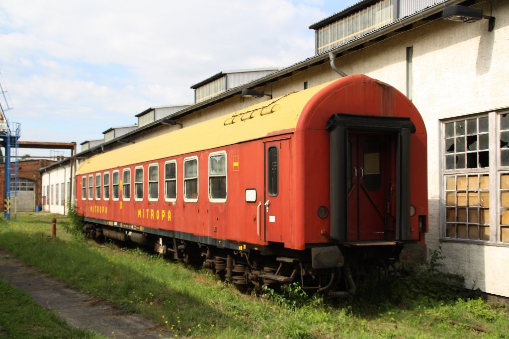 Dieser ehemaliger Schlafwagen mit der Nummer ghrt ebenfalls zur Sammlung Falz, gesehen am 04.09.2010 im ehemaligen BW Falkenberg oberer Bahnhof. Die Sammlung war dieses Jahr leider nur an diesem einem Wochenende zugnglich.

