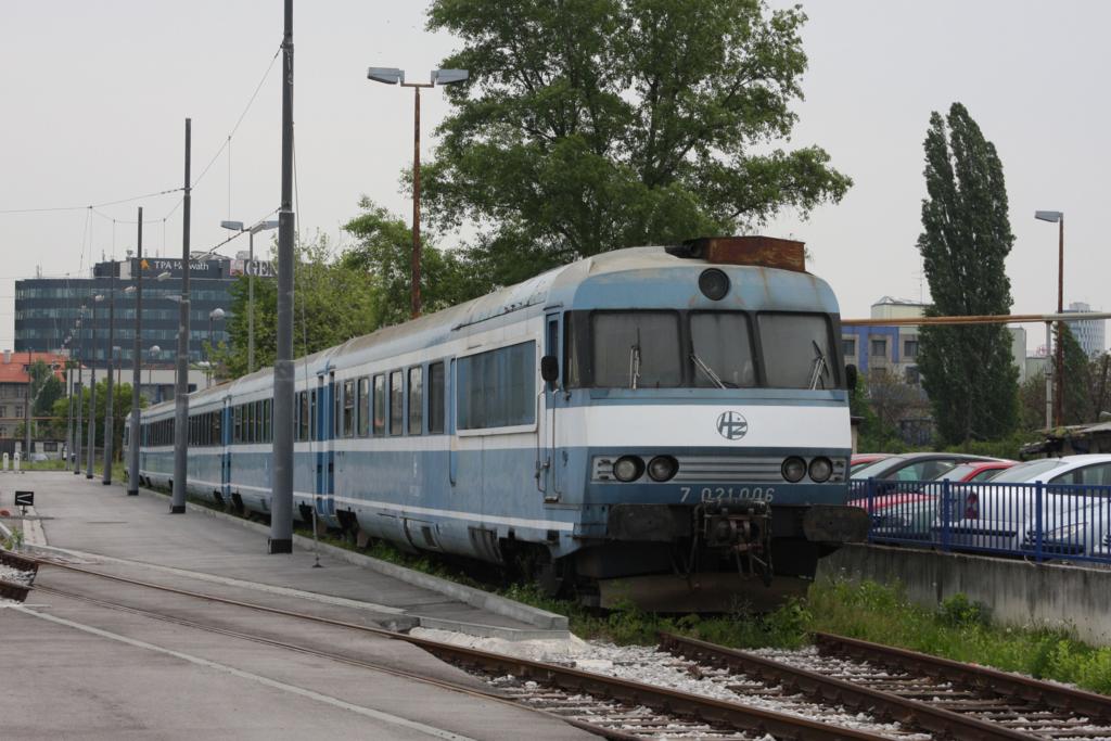 Dieser ehemals franzsische Triebwagen war bei der HZ mit der Nummer
7021006 eingereiht. Am 28.04.2008 stand er nahe dem Hauptbahnhof Zagreb
auf einem Nebengleis und hatte augenscheinlich keine aktuelle Aufgabe
mehr. 