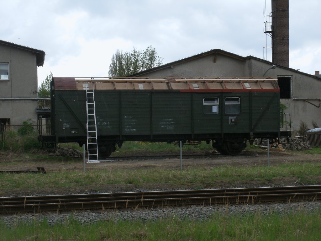 Dieser ehmalige Bauwohnwagen hat in Lauterbach/Rgen eine neue Heimat gefunden und steht am Bahnhof auf der ehmaligen Ladestrae.Aufgenommen am 12.Mai 2013.