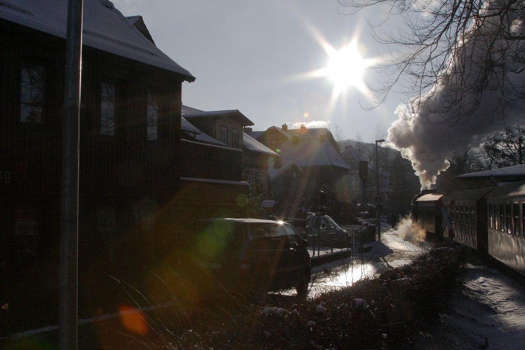 Dieser eindrucksvolle Sonnenlichteffekt entstand eher zufllig, als ich ein Bild von Dampflok 99 7237 aus unserem Zug P8937 in Wernigerode  An der Malzmhle  machen wollte. (Aufnahme vom 25.01.2013)