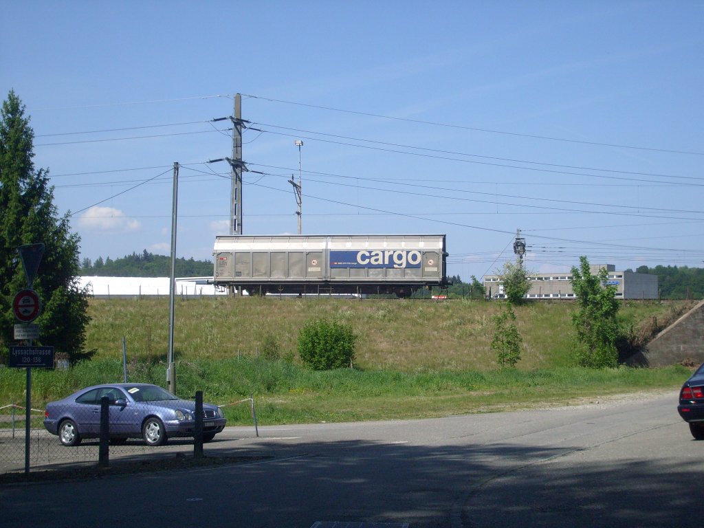 Dieser einsame Gterwagen sonnt sich am 8.5. in Burgdorf.