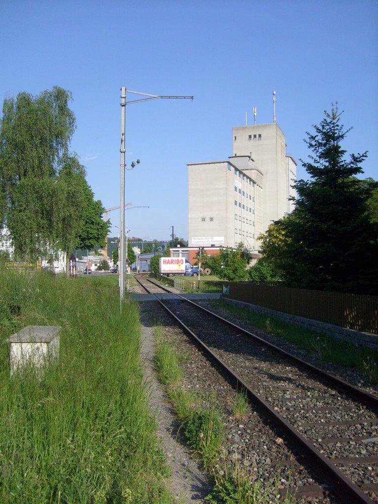 Dieser einsame Oberleitungsmast ohne Oberleitung steht in der Nhe des Bahnhofes Burgdorf Buchmatt. Aufgenommen am 8.5.
