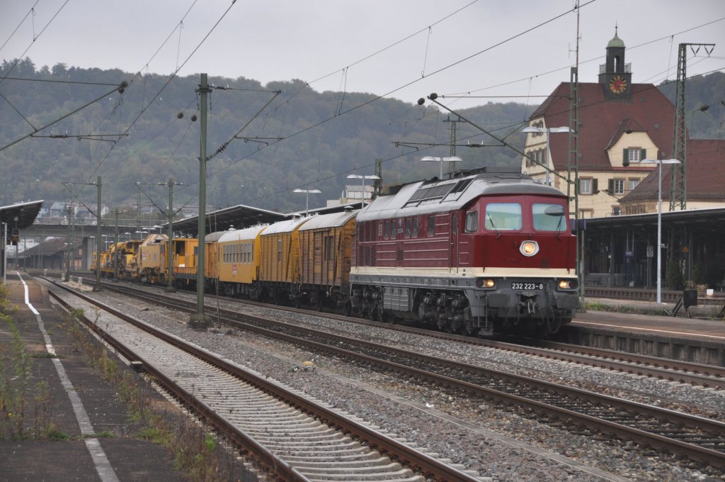 Dieser Elegante Russe in Form von 232 223 fuhr mit heute beraschender Weise in Plochingen vor die Linse.
Aufgenommen am 15.10.2010