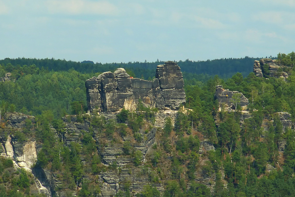 Dieser Felsen wird als Lokomotive bezeichnet und ist ein Kletterfelsen im Elbsandsteingebirge in der S�chsischen Schweiz, gesehen von der Bastei. - 16.08.2005 (leider war der Akku leer und da hab ich zur Notl�sung gegriffen)