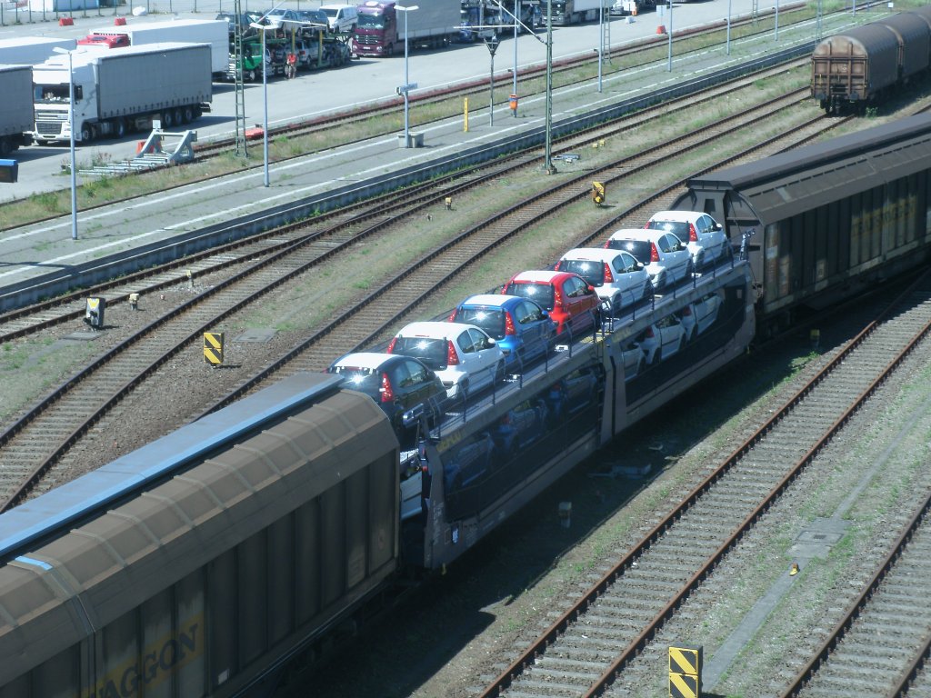 Dieser franzssische Autotransportwagen,beladen mit franzssischen Kleinwagen,wurde am 06.Juli 2011,in Mukran auf das Fhrschiff geschoben.