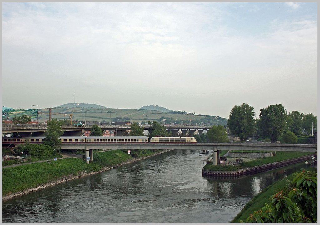 Dieser f�r eine deutsche Reisegruppe nach Wien gef�hrte Rheingold verkehrte am 3. Mai 2011 f�r einen Tagesausflug nach Budapest und konnte dabei bei der �berquerung des Donaukanals in Wien abgelichtet werden.      