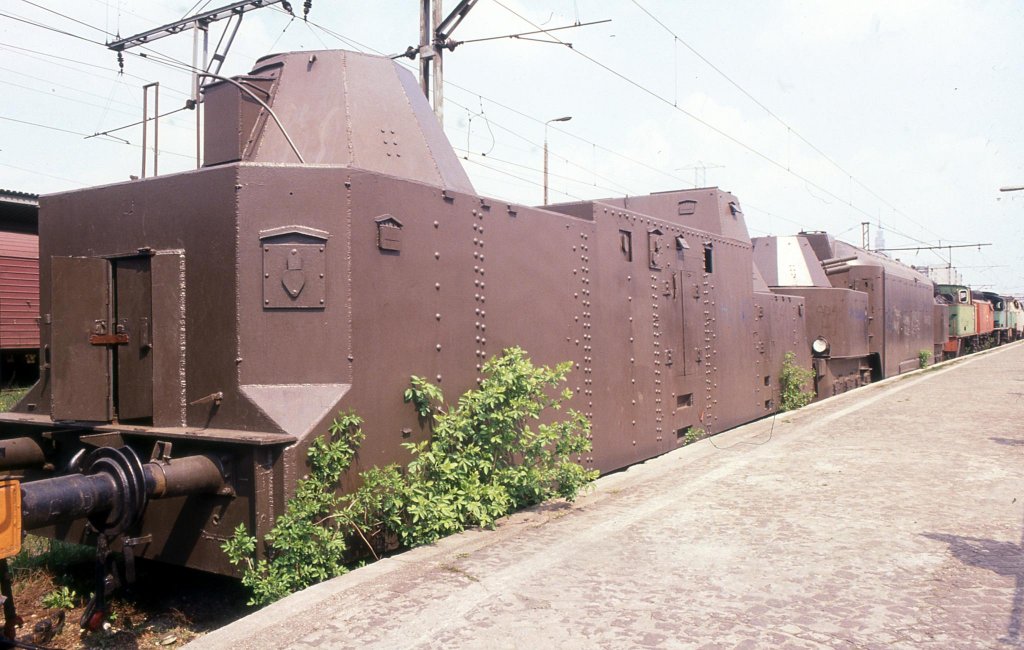 Dieser Geschtzwagen ist Teil eines Panzer Zug, der am 27.4.1991 
im Warschauer Eisenbahn Museum in Polen ausgestellt war.
