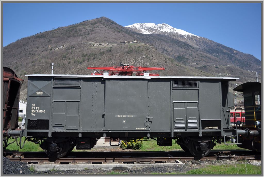 Dieser Gterwagen mit Stromabnehmer 3083 951 3100-3 steht ebenfalls hinter dem Lokdepot Tirano mit Blick hoch zum Schmugglerdorf Roncaiola unweit der Schweizer Grenze. (15.04.2013)