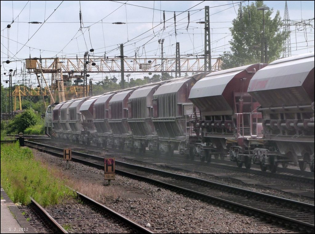 Dieser G�terzug wirbelte m�chtig viel Kalkstaub herum,kurz nach diesen Nachschuss
mu�te ich erstmal f�r ein paar Minuten die Fotostelle verlassen. Als Zugpferd
war eine Mak G1206 am Haken. Location: Duisburg Wedau / Juli 2012.
