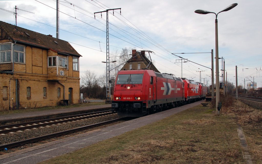 Dieser HGK-Lokzug berraschte mich am 12.02.11 in Leipzig-Thekla. Vorn zieht 185 606, hinten luft 185 603 mit. Sie fuhren ber Eilenburg nach Guben.
