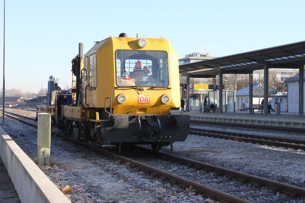 Dieser Hilfs-Bauzug der DB stand am 07.02.2011 in Ravensburg, anschlieend fuhr er weiter nach Friedrichshafen Stadt. (07.02.2011)