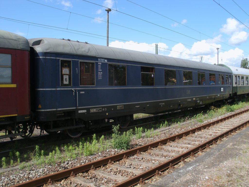Dieser historische Schrzenwagen Ae 51 80 17-43 043-1 war,am 25.Juni 2011,mit im Strtebeker-Sonderzug eingestellt der bis kurz vor Mitternacht in Bergen/Rgen abgestellt wurde.  