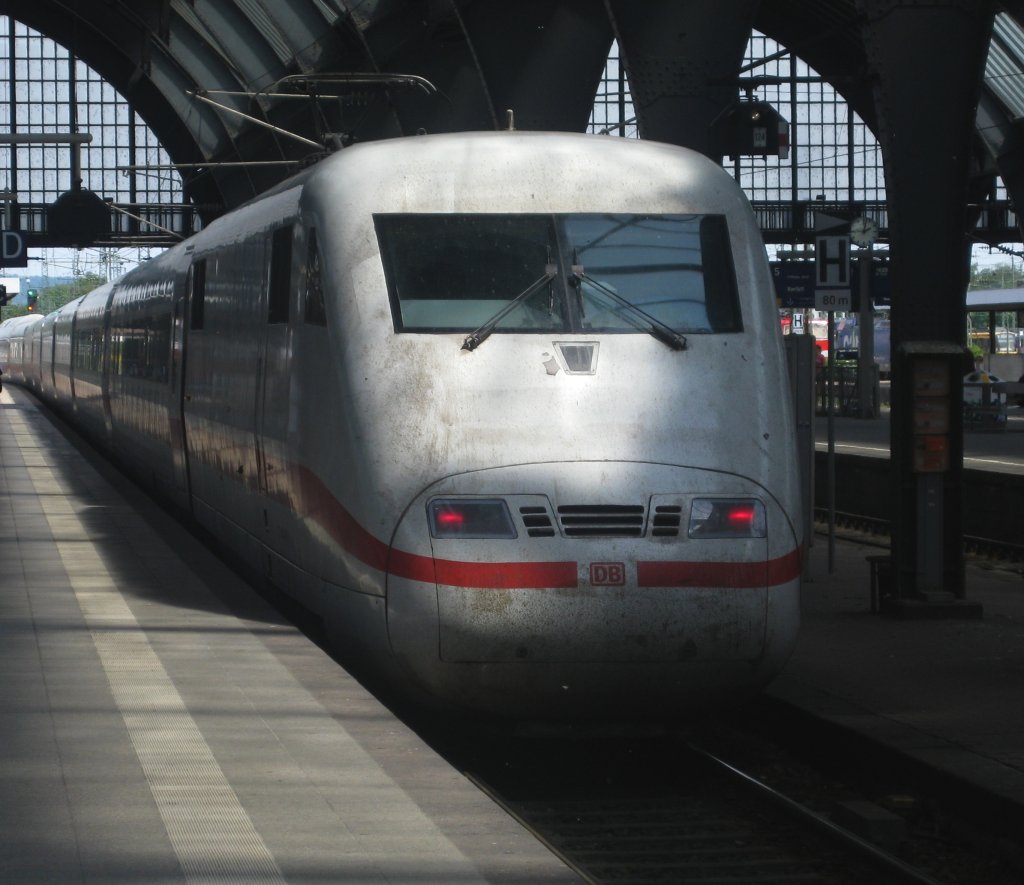 Dieser ICE 1-Triebkopf geniest noch die letzten Schatten im Karlsruher Hbf.
Er verkehrt zur Zeit als ICE 374 Interlaken Ost - Berlin Ostbf. Sein letzter Halt war Offenburg und Mannheim Hbf ist sein nchster Halt. Er fhrt heute ausnahmsweise auf Gleis 4 (Keine Ahnhung warum). Karlsruhe Hbf, 22.05.2011.  