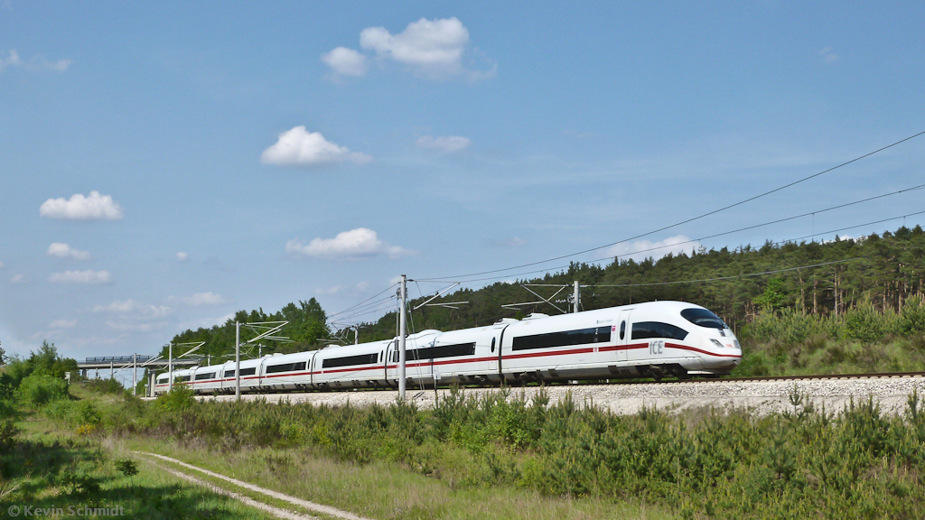 Dieser ICE 3 rast bei Allersberg über die SFS Nürnberg - Ingolstadt als ICE 825 von Münster (Westf) nach München. (19.05.2012)