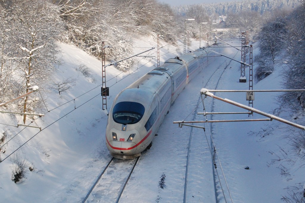 Dieser ICE der BR 403 hier als ICE 1229 Darmstadt - Mnchen kurz vor dem Bbf Buke, 29.12.2010