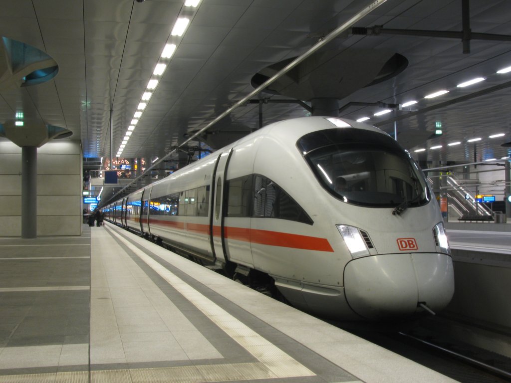 Dieser ICE kam 5.12. aus Mnchen pnktlich (trotz abgeschalteter Neigetechnik) im Berliner Hauptbahnhof an.
